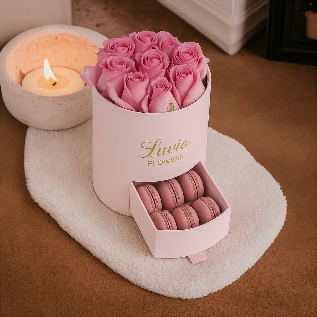 Yuvarlak Küçük Pembe Kutuda Macaronlu Pembe Gül